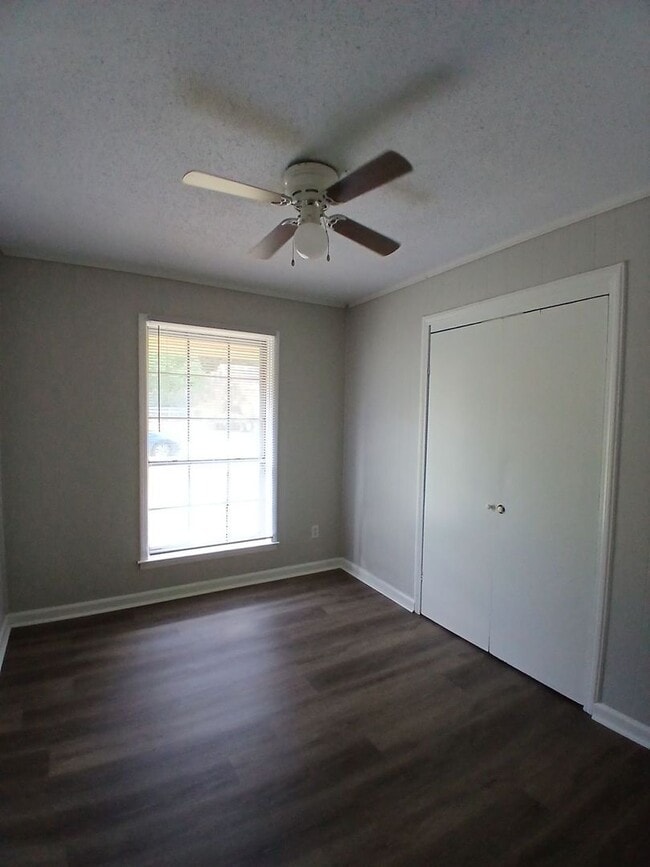 Building Photo - Discover this move-in ready 3-bedroom, 1.5...