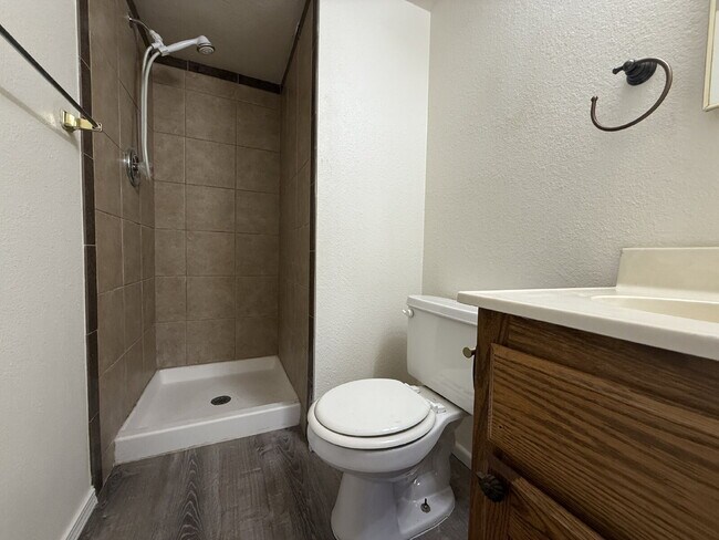 Building Photo - New Flooring, no carpet. 2bed 2bath Gated Community with a Swimming Pool