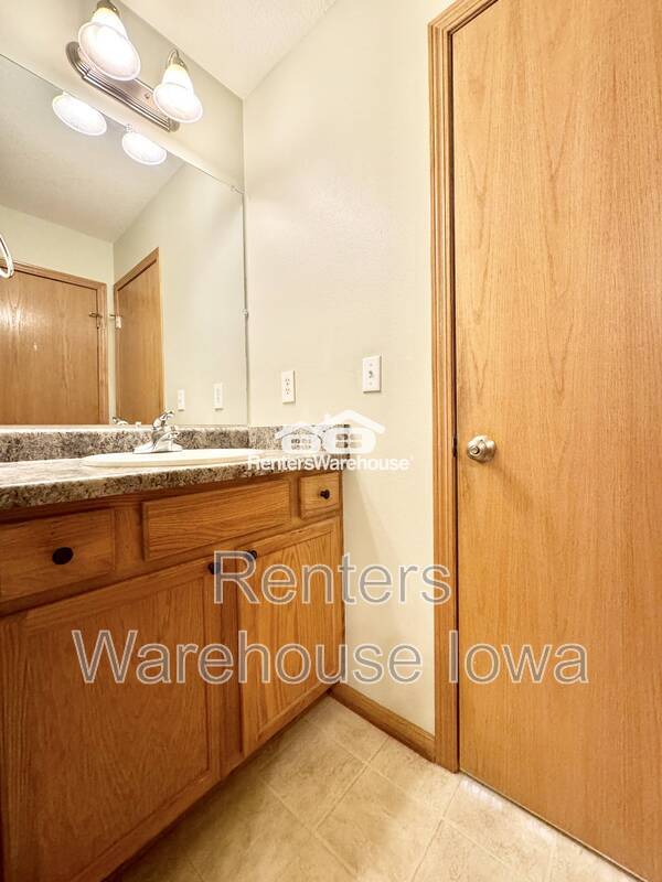 Building Photo - 2011 E 1st Ave