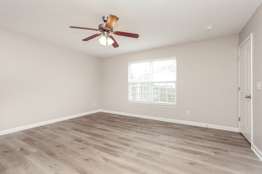 Building Photo - 329 Sarna Dr
