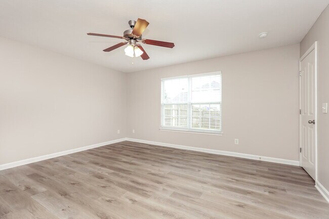 Building Photo - 329 Sarna Dr