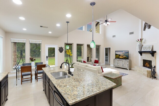 Building Photo - 632 Sydney St