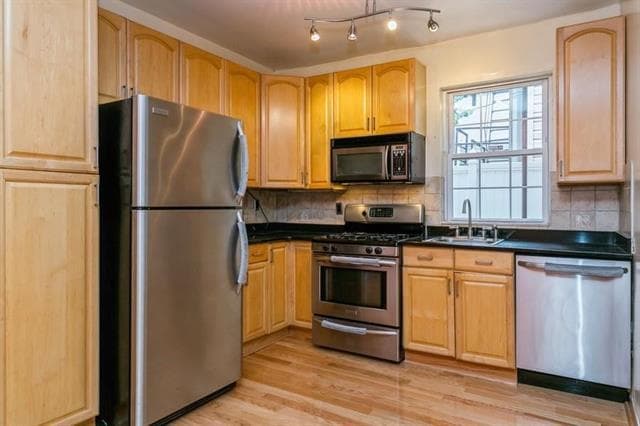 Building Photo - 320 6th St