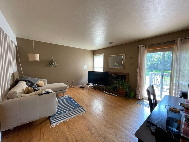 Building Photo - Cozy 4B/2B Unit With Views In East Boulder...