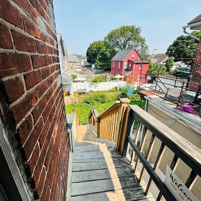 Building Photo - 718 Linden St