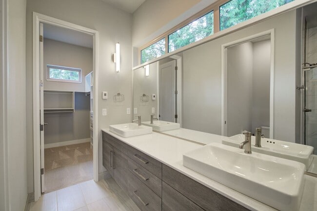 Building Photo - 4Bd/3Ba Bellevue Townhouse