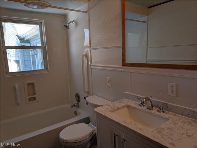 Building Photo - 703 Avondale St