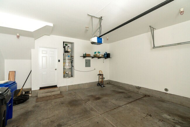 Building Photo - 3 Bedroom Townhome in the Escala Community of Mission Valley