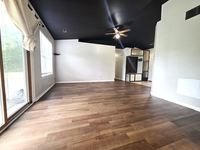 Building Photo - 324 Palomino Ln