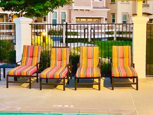 Building Photo - Beautiful, Stand Alone Condo in Resort-lik...