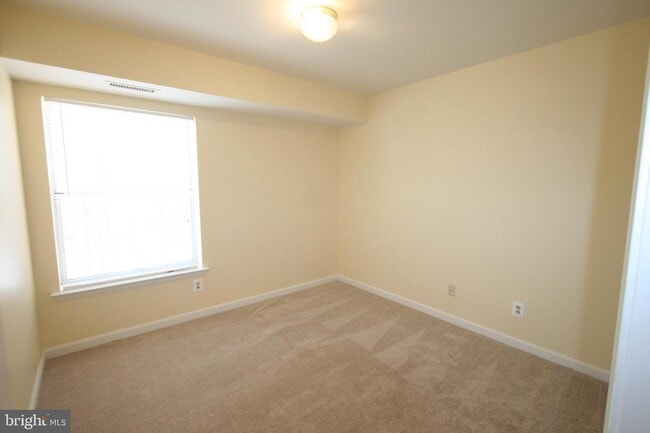 Building Photo - 5900 Cove Landing Rd