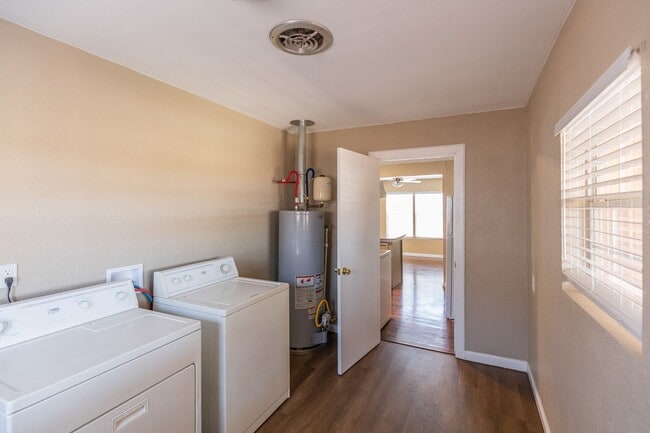 Building Photo - Cozy 3 Bed 2 Bath Home - Pets on Owner Approval!