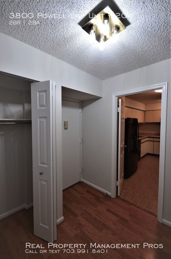 Building Photo - Spacious Condo in Peaceful Lakeside Plaza!