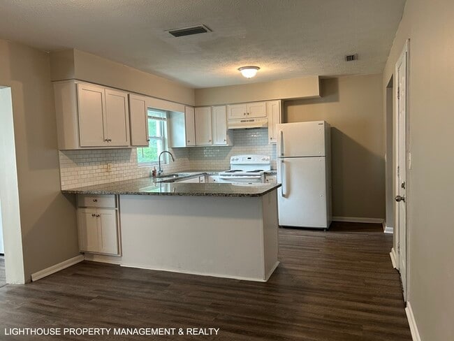 Building Photo - Spacious 4 Bed/2 Bath Home with HUGE Fence...