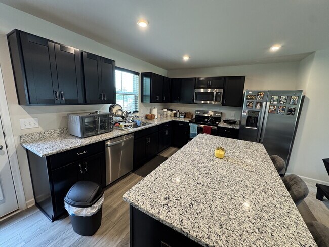 Building Photo - 4 bedroom, 2.5 baths in a Seneca neighborhood