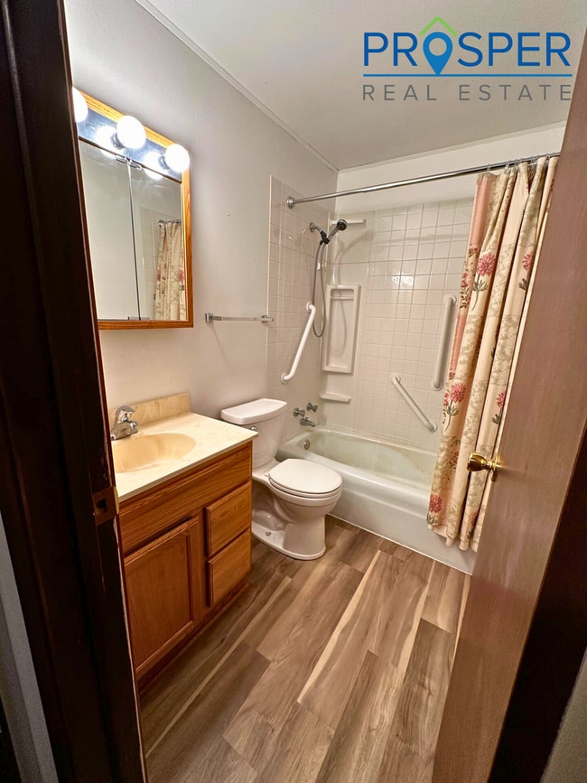 Building Photo - Convenient Living in the Heart of Eau Claire