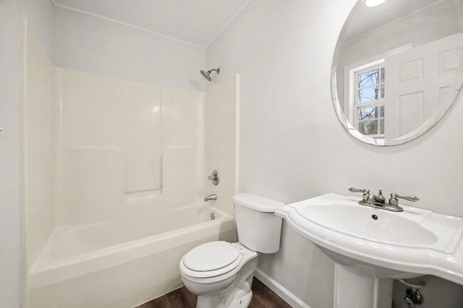 Building Photo - AVAILABLE NOW-3 Bedroom Split foyer in Stafford