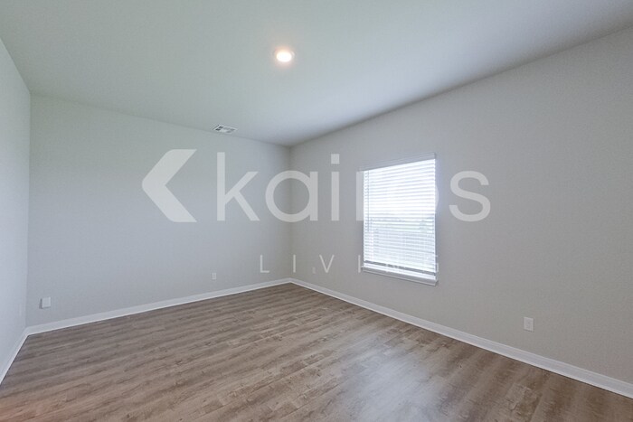Building Photo - 712 St James Pl