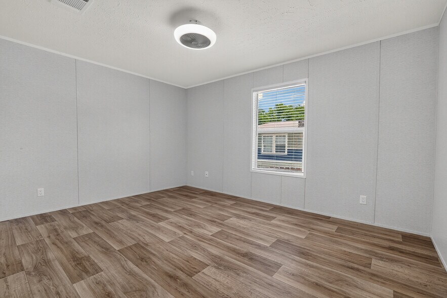 Building Photo - 2033 Daisy Lou