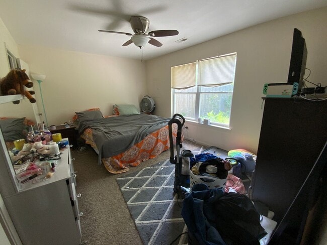 Building Photo - 3 Bedroom/2 Bathroom duplex