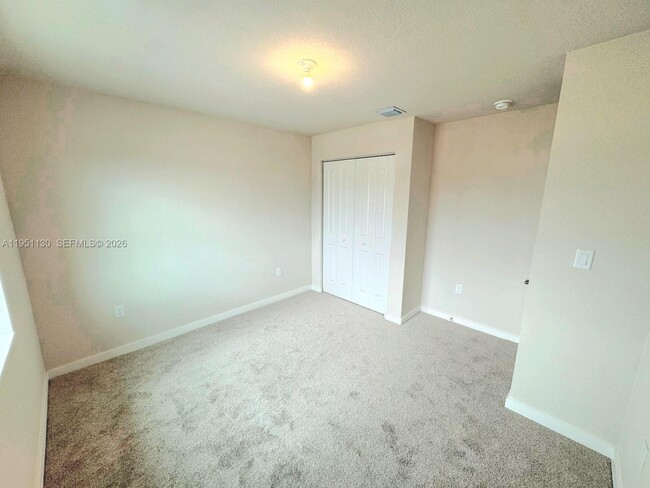 Building Photo - 1054 W Davis Pkwy