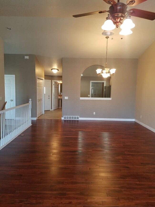 Building Photo - Beautiful Townhouse with Magnificent City Views.