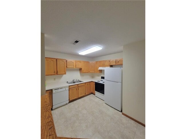 Building Photo - 855 Highview Dr