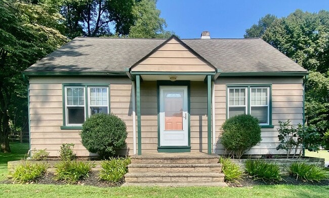 Building Photo - SPACIOUS 4 BED/2 BATH HOUSE-Luxury Vinyl F...