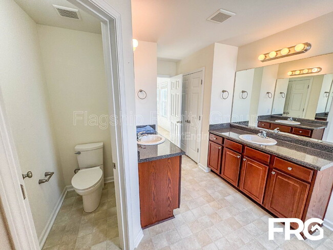 Building Photo - 1021 Jade Ln