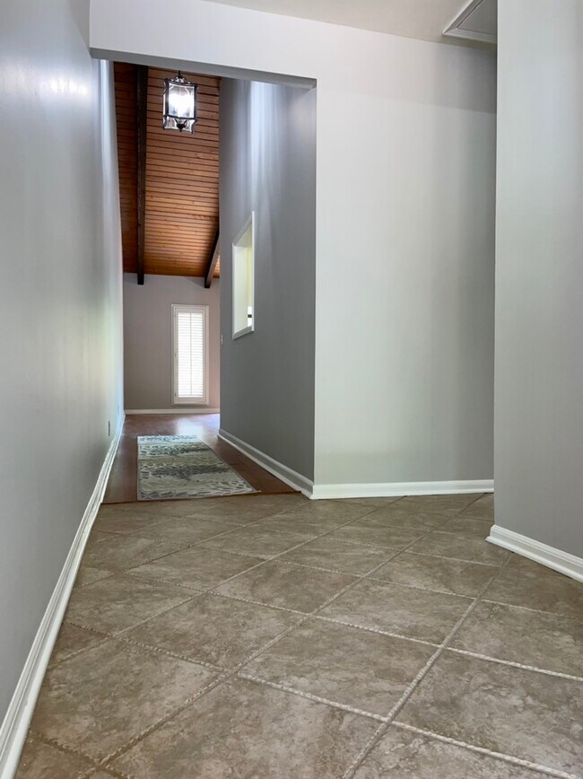 Entrance Hallway - 2050 Cherokee Dr