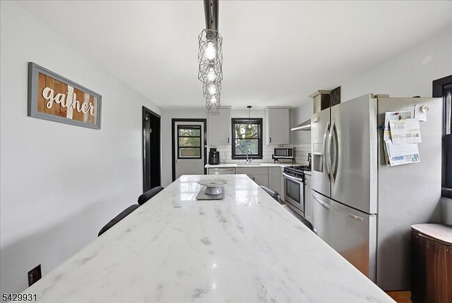 Building Photo - Single Family Home For Rent