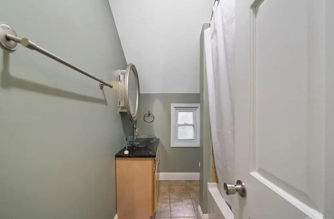 Building Photo - 3150 Linwood Ave