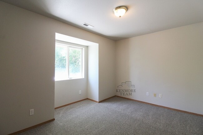 Building Photo - 825 S Elm St