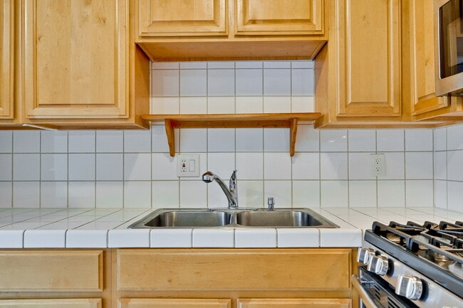 Building Photo - Conveniently located 2BR/1.5BA townhome style duplex unit in Sunnyvale