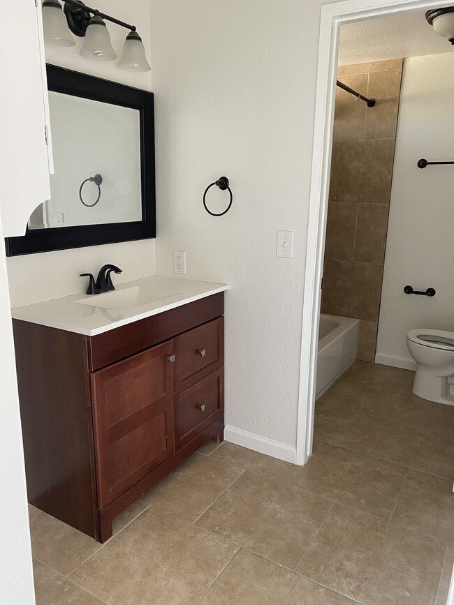 Full bath main bedroom - 12967 Cree Ct