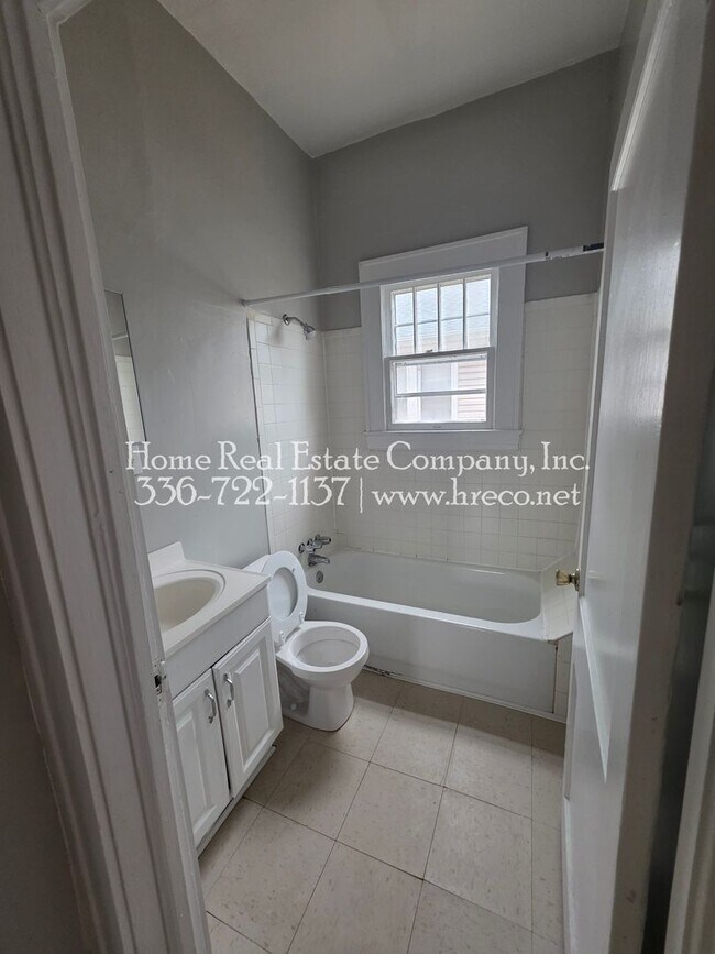 Building Photo - 208 Clayton St