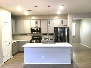 Building Photo - Clean, 3 Bdrm + Den, 2 Bath, 1842 sq/ft in NW area