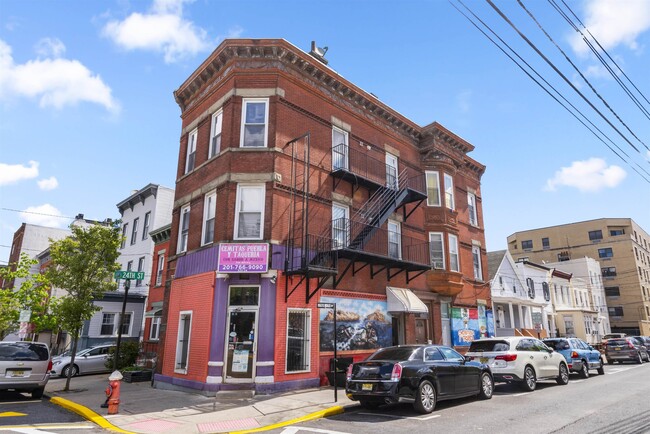 Building Photo - 522 23rd St