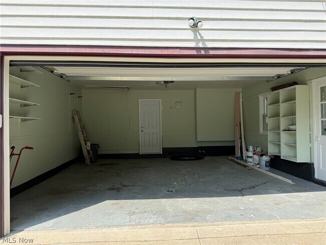 Building Photo - 475 Meadowlane Rd