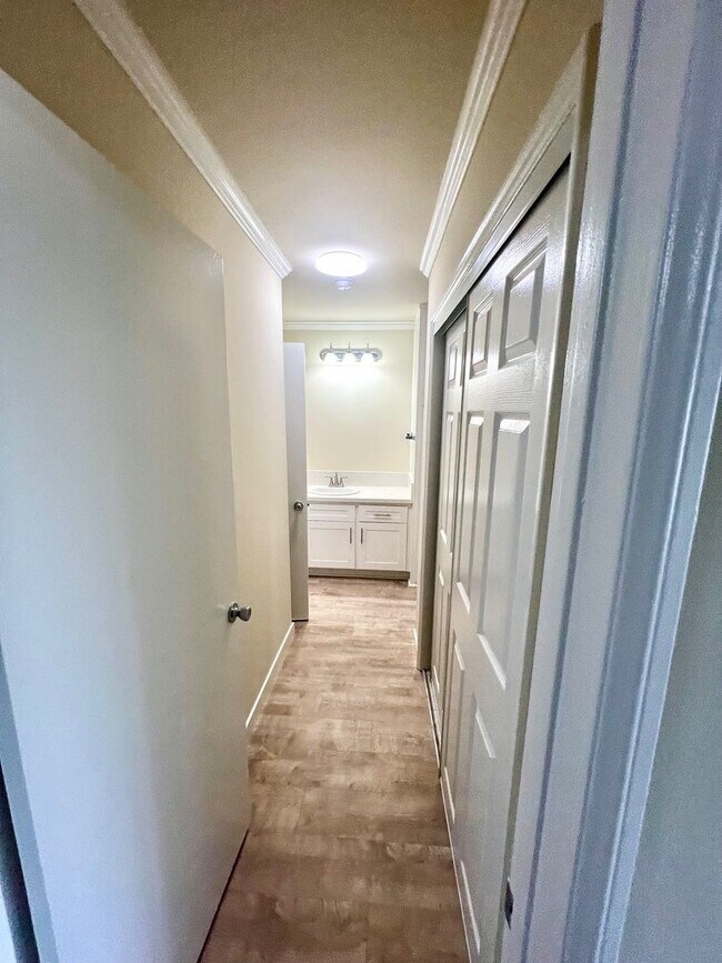 Building Photo - Newly Renovated 3rd Floor with View - One ...