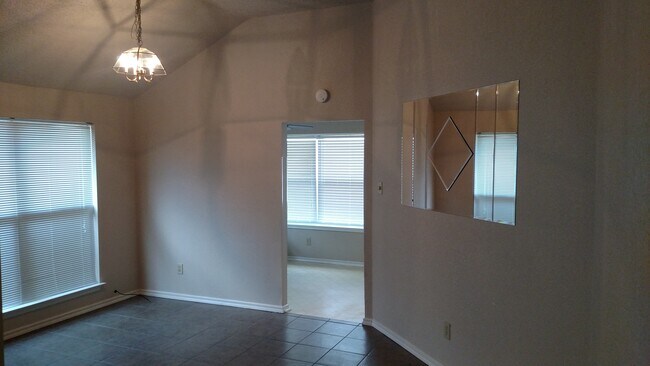 Building Photo - 2618 Trumpet Dr