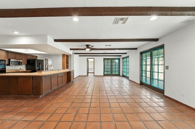 Building Photo - Inviting 3-bedroom, 2-bathroom home in the...