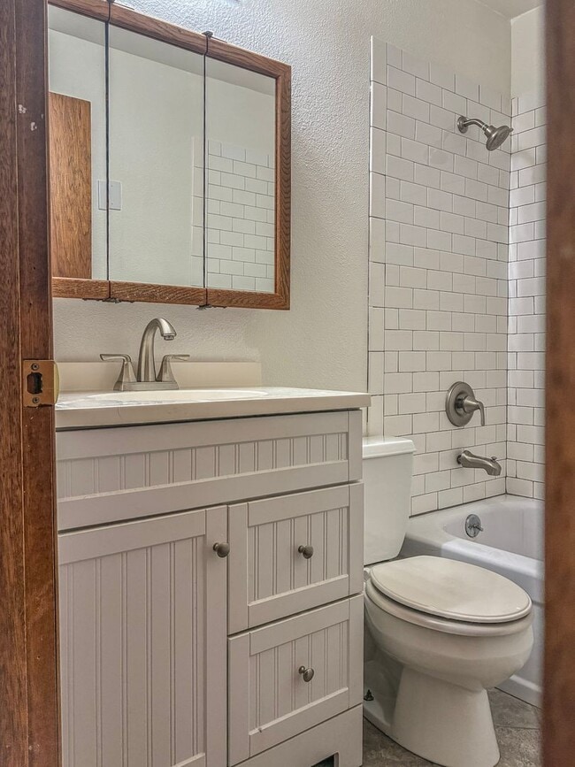 Building Photo - ONE MONTH FREE- Gresham 1 Bedroom Condo Available for Move In ! Call today