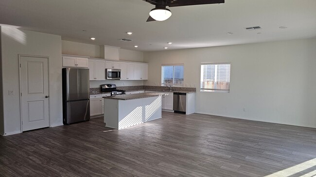 Building Photo - Modern 4 Bedroom Home in City in the Hills