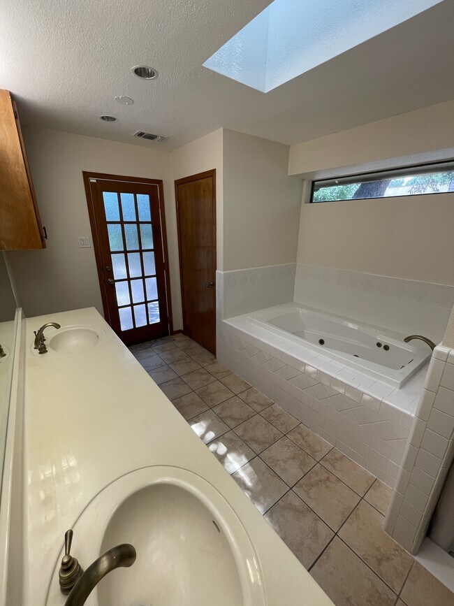 Building Photo - 1214 Timber Bay