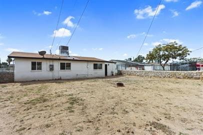 Building Photo - 3 bedrooms 1 bathroom with all tile flooring