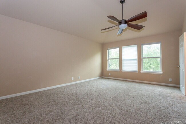 Building Photo - Spacious Stone Oak Beauty
