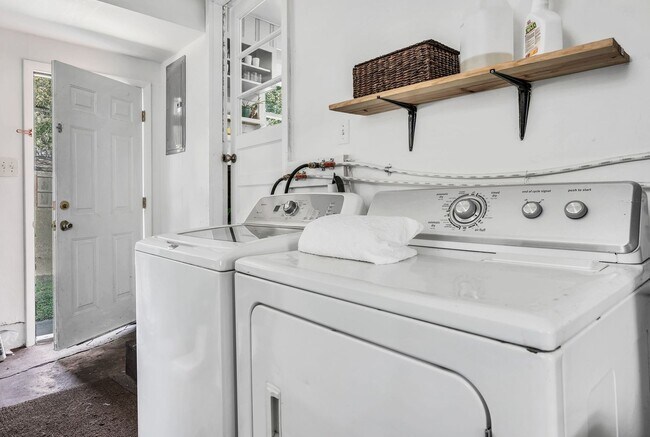 Building Photo - 3 Bedroom 1 Bath Donelson House by Two Riv...
