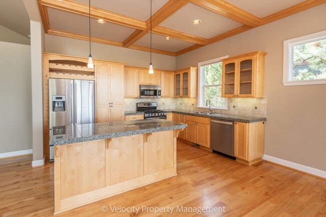 Building Photo - Awbrey Butte Home with Views!