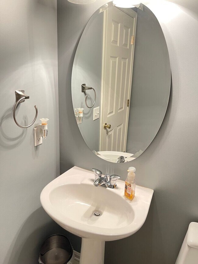 Building Photo - Move-in special. Beautiful 4 bed 2.5 bath 3000+sq ft